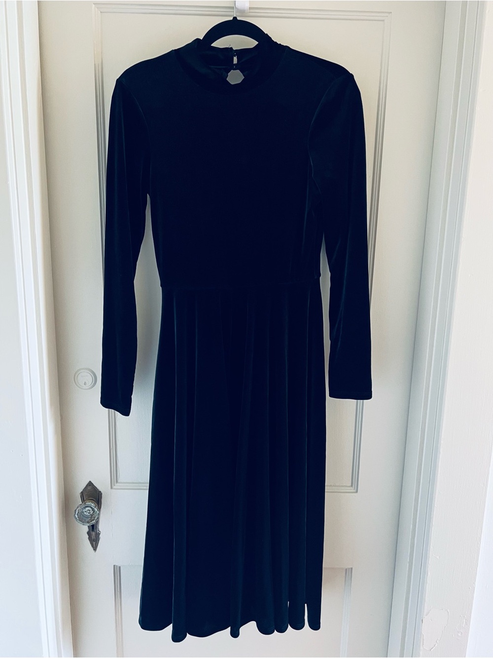 Elegant Black Velvet Long-Sleeve Midi Dress